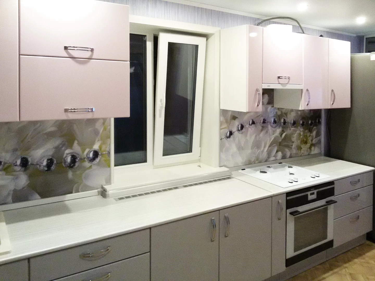 кухня розовый и серебристый 2