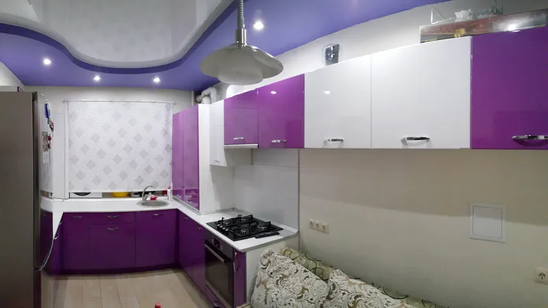 кухня фиолетовый и белый 5