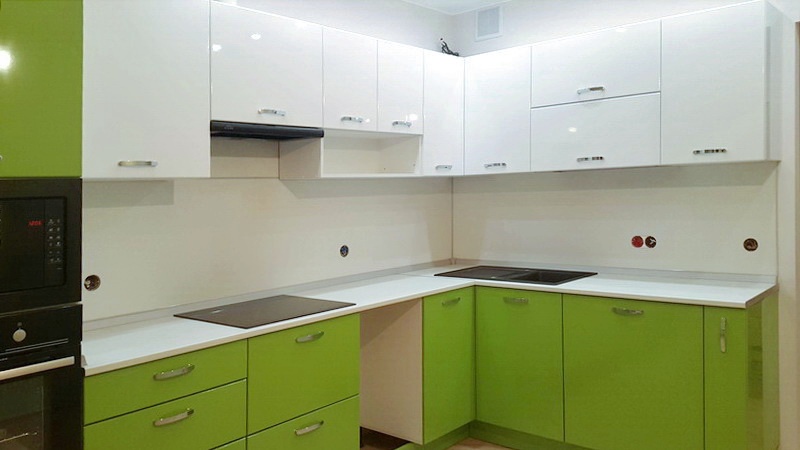 кухня зелёный и белый глянец 1