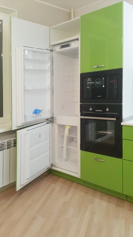 кухня зелёный и белый глянец 4